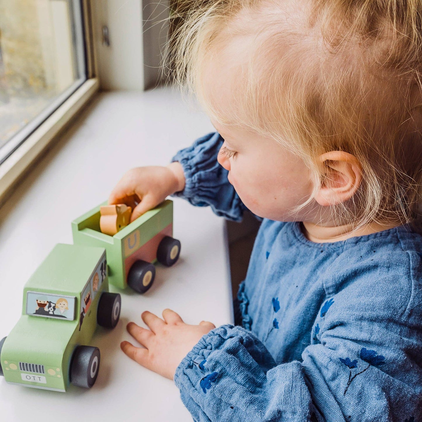 NEW! Wooden Farm 4x4 with Horse Box and Horse