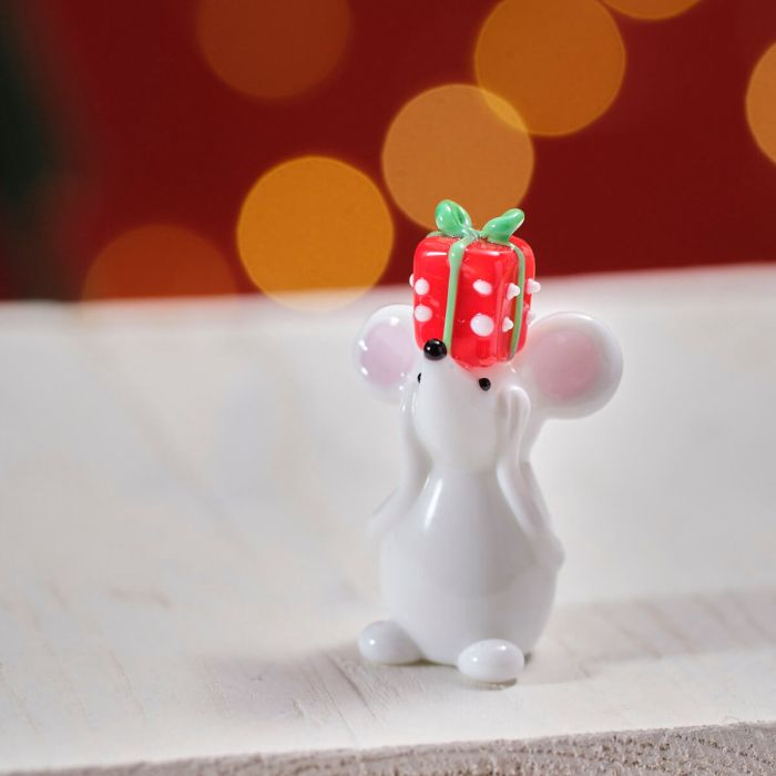 CHRISTMAS HAND BLOWN GLASS MOUSE WITH PRESENT ORNAMENT