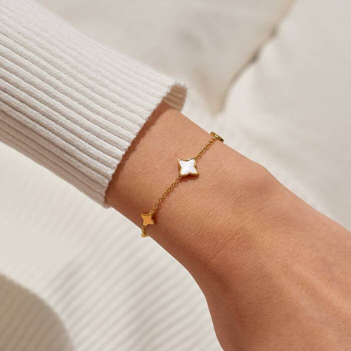 Style Stories Mother Of Pearl Clover Bracelet In Gold Plating - 9203