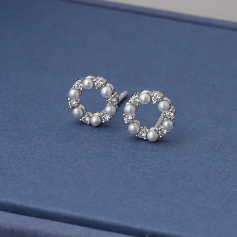 Attic Creations - LITTLE NOTE Mini pearls in circle earrings SILVER