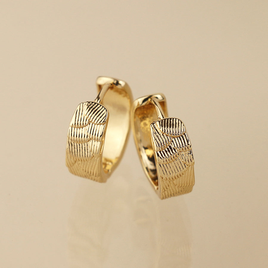 Golden scallop embossed hoop earrings