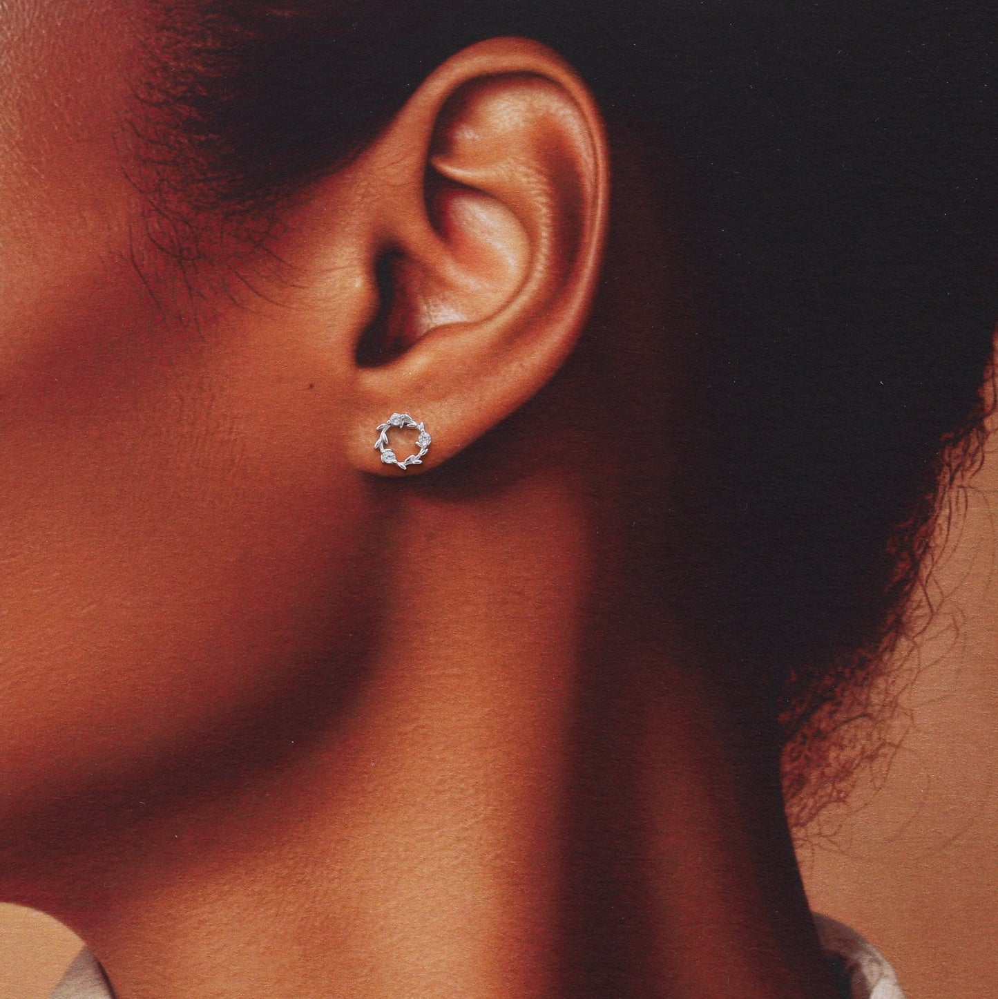 XT008 'RED DOOR' Christmas Wreath Earrings: Silver