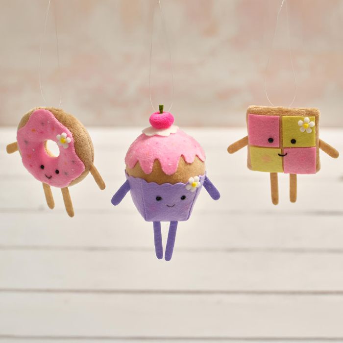 POLYESTER VELOUR SWEET TREATS HANGER