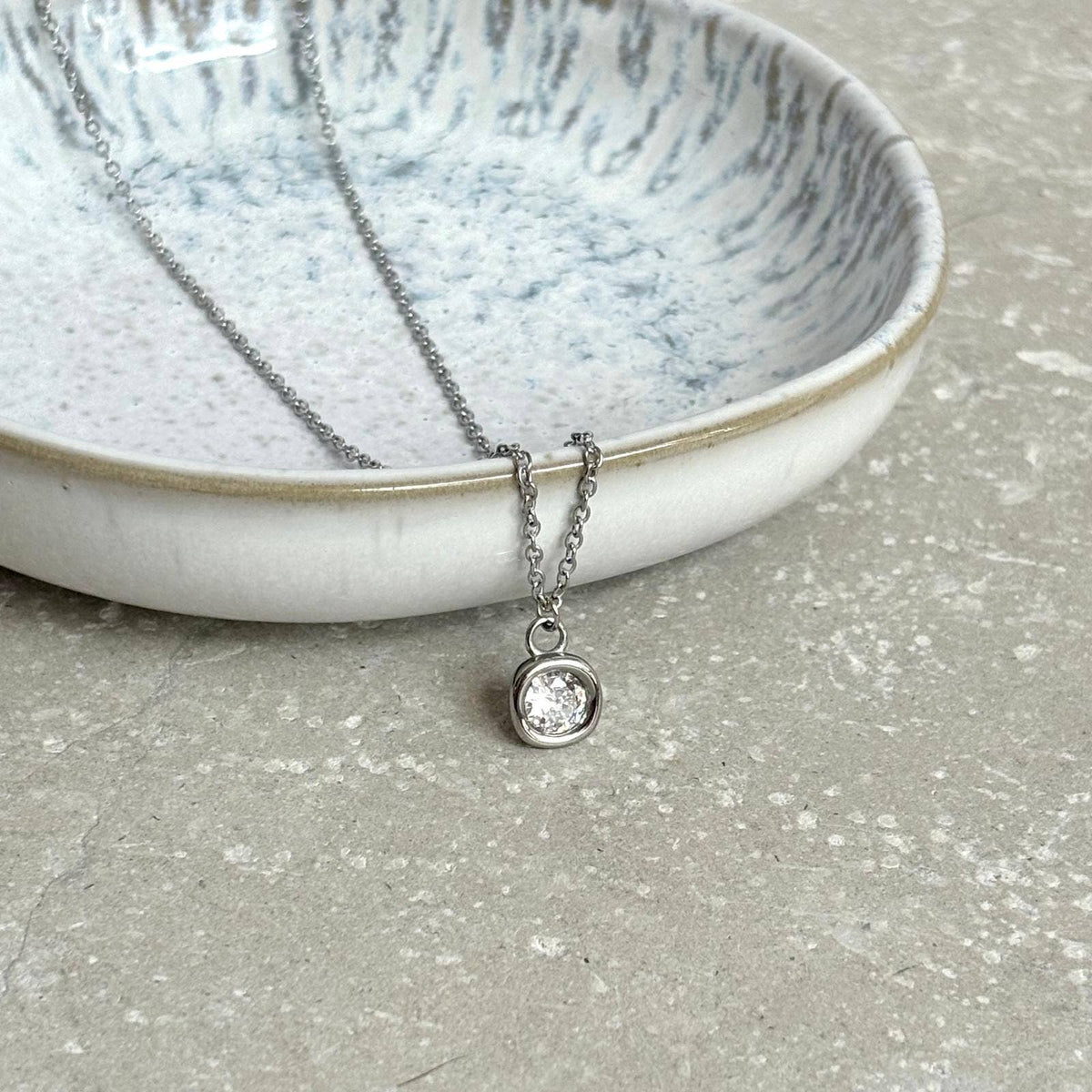Tarnish Resistant Classic Moulded Zirconia Necklace: Silver