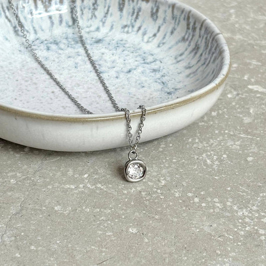 Tarnish Resistant Classic Moulded Zirconia Necklace: Silver