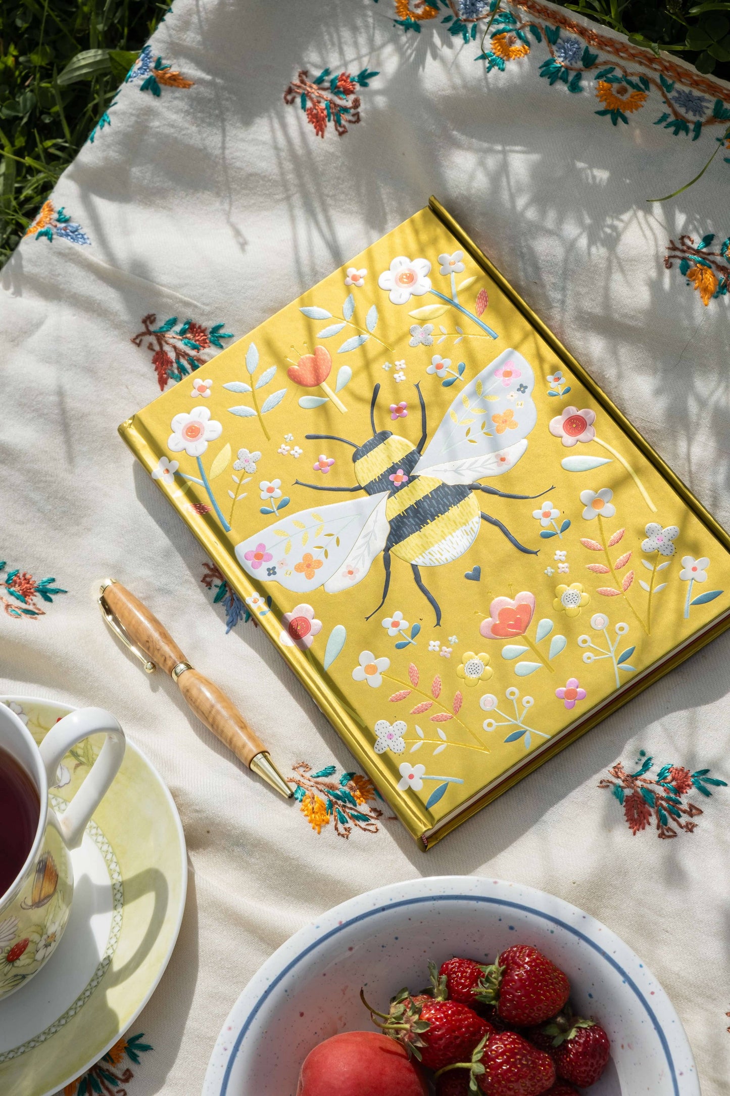 Bee Brown: Wildflower Bee (Foiled Journal): Flame Tree Notebooks