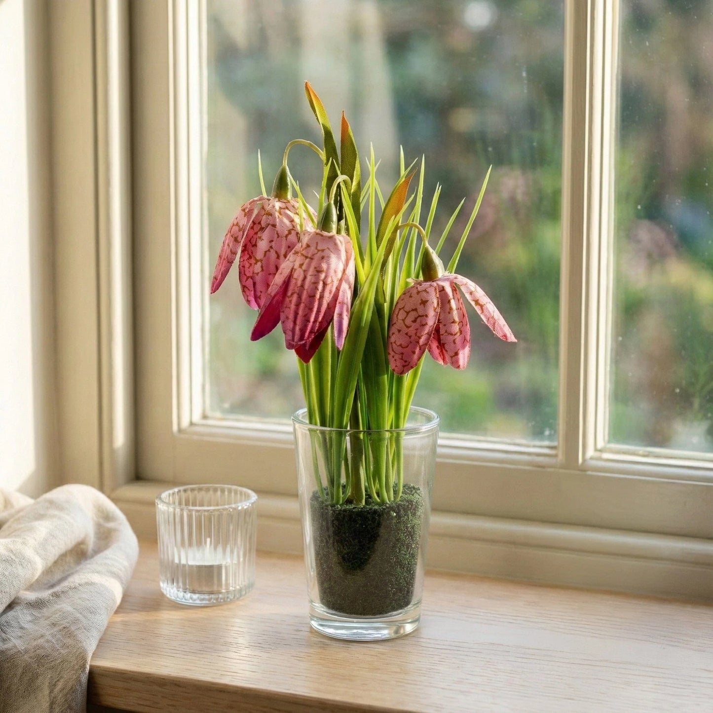 21cm Fritillaria in glass vase