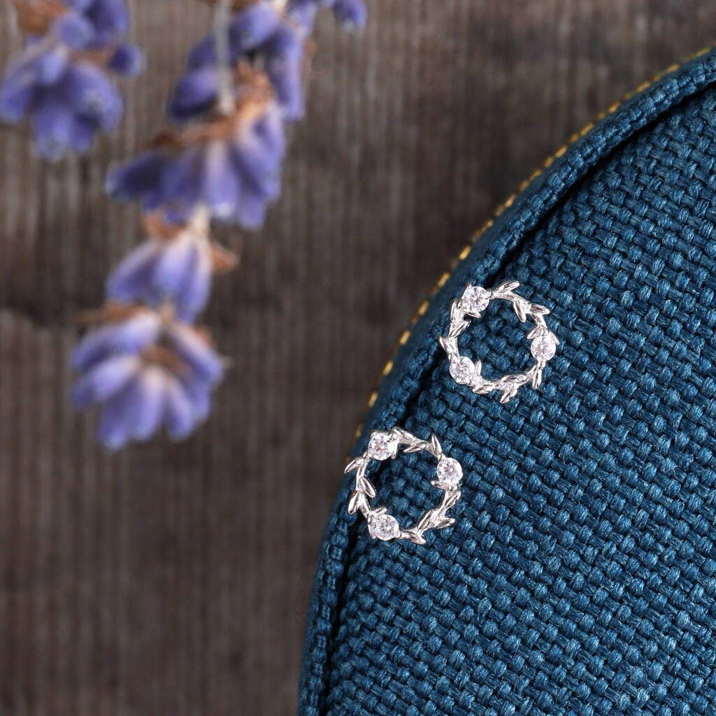 XT008 'RED DOOR' Christmas Wreath Earrings: Silver